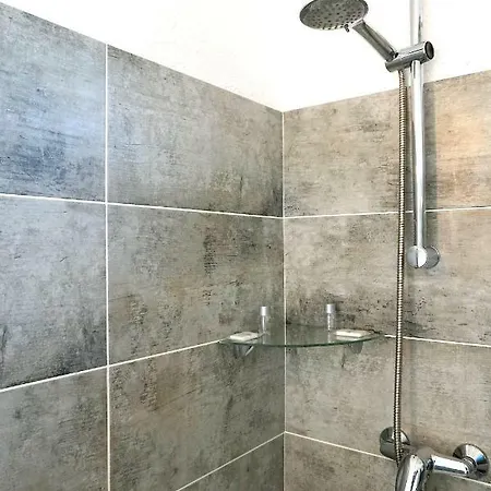 Appartement Terrasse - Parking Privé - Proche Ligne 1 *